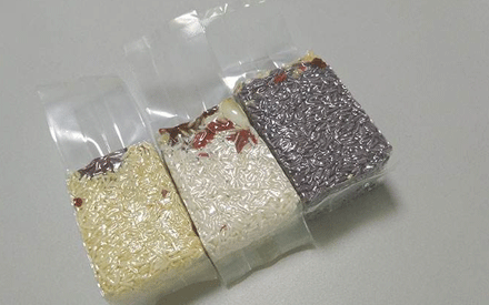 真空包裝袋為增加其性能通常采用多種材質(zhì)復(fù)合而成，常見的復(fù)合方法有：干法復(fù)合、擠出復(fù)合、共擠出復(fù)合、無溶劑復(fù)合、涂布復(fù)合、蒸鍍復(fù)合、熱熔膠復(fù)合等。其中干法復(fù)合是國內(nèi)復(fù)合真空包裝袋材料生產(chǎn)中應(yīng)用較為廣泛的，那么，真空包裝袋為什么大多采用干法復(fù)合？